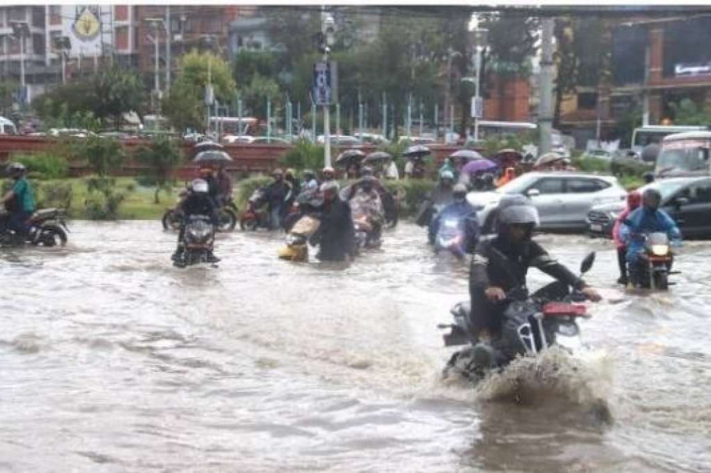 सामान्य वर्षामा पनि उपत्यका डुबानः सडकमा सास्ती